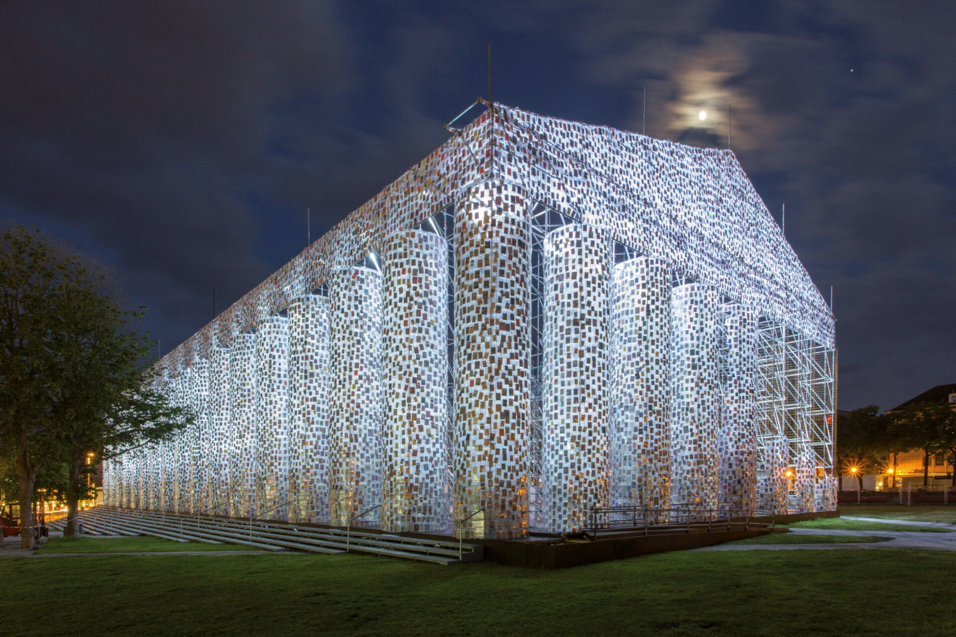 Minujín_The_Parthenon_of_Books