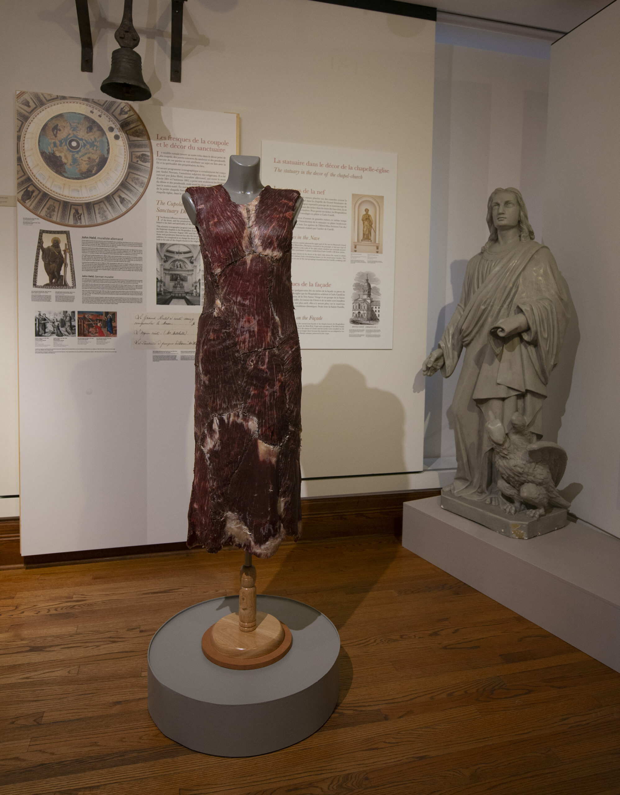 Jana Sterbak Vanitas : robe de chair pour albinos anorexique, 2025[1987]