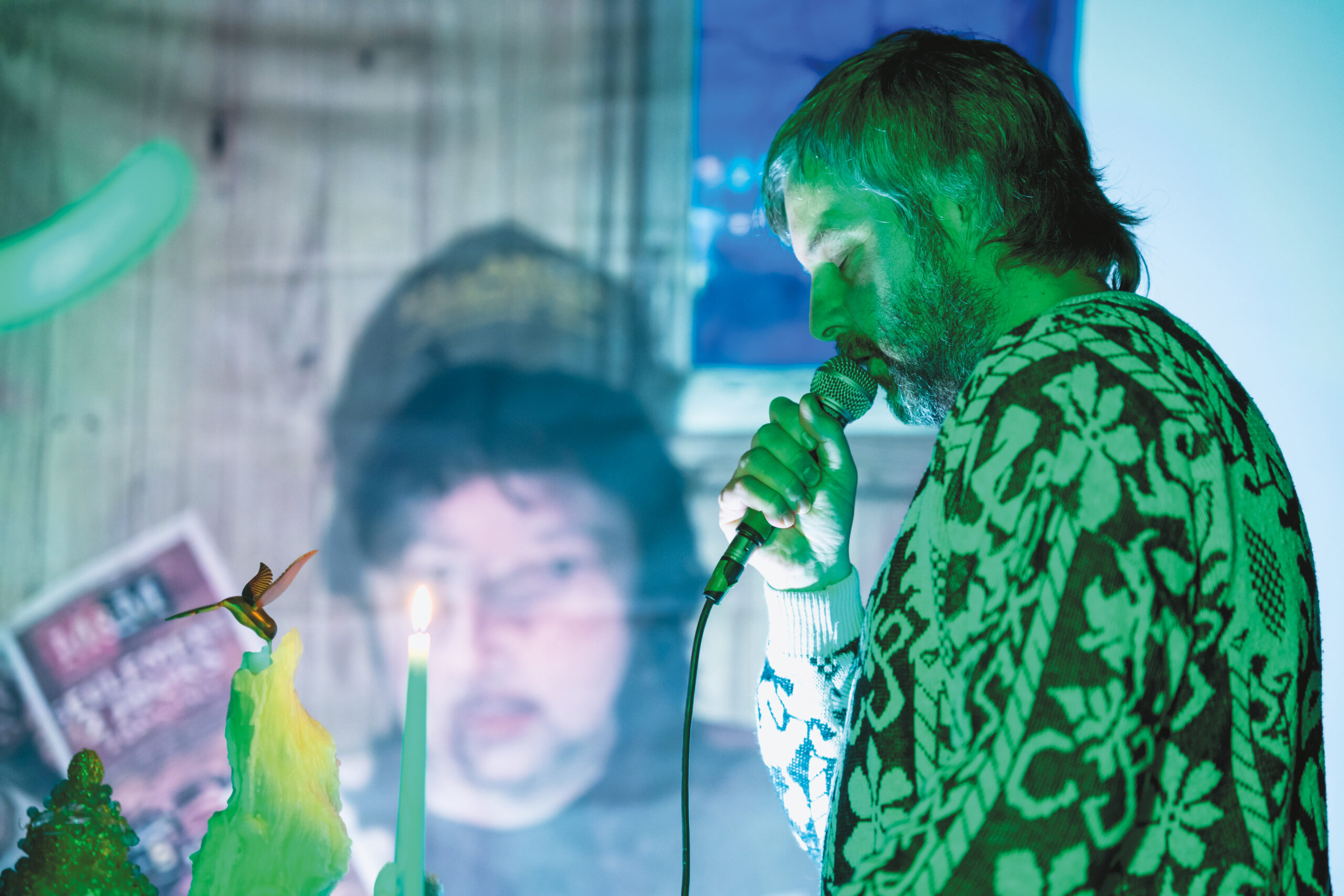 Geneviève Matthieu, La fin de l’esperluette. Cérémonie d’abandon. Devenir famille. Elle, vue de performance, VOART – Centre d’exposition de Val-d’Or, 2022. Photo : Marie-Claude Robert, permission de VOART – Centre d’exposition de Val-d’Or