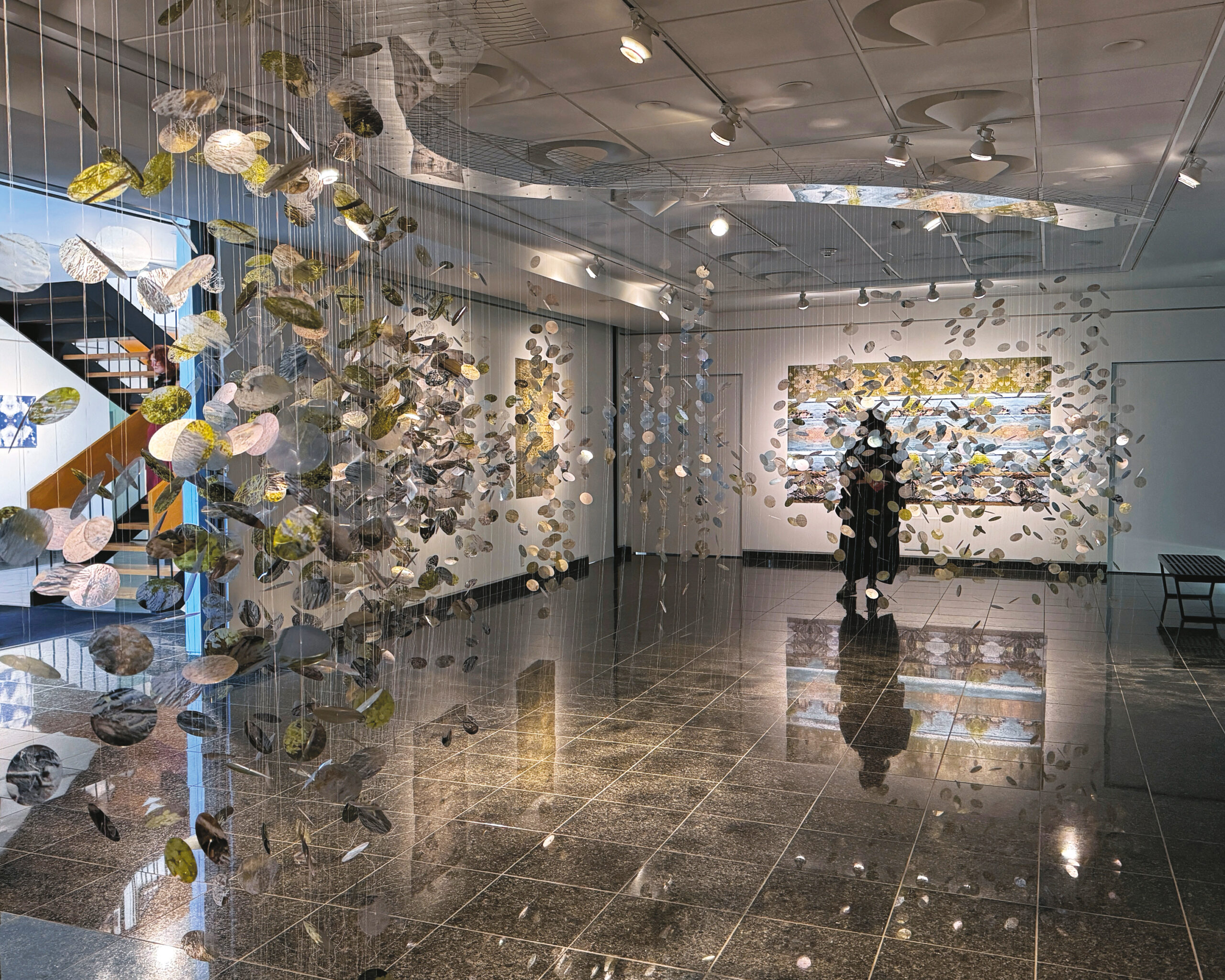 Hannah Claus, chant pour l’eau [Kahrhionhwa’kó:wa], vue d’installation, Centre culturel Yvonne L. Bombardier, Valcourt, 2024. Photo : permission de l’artiste