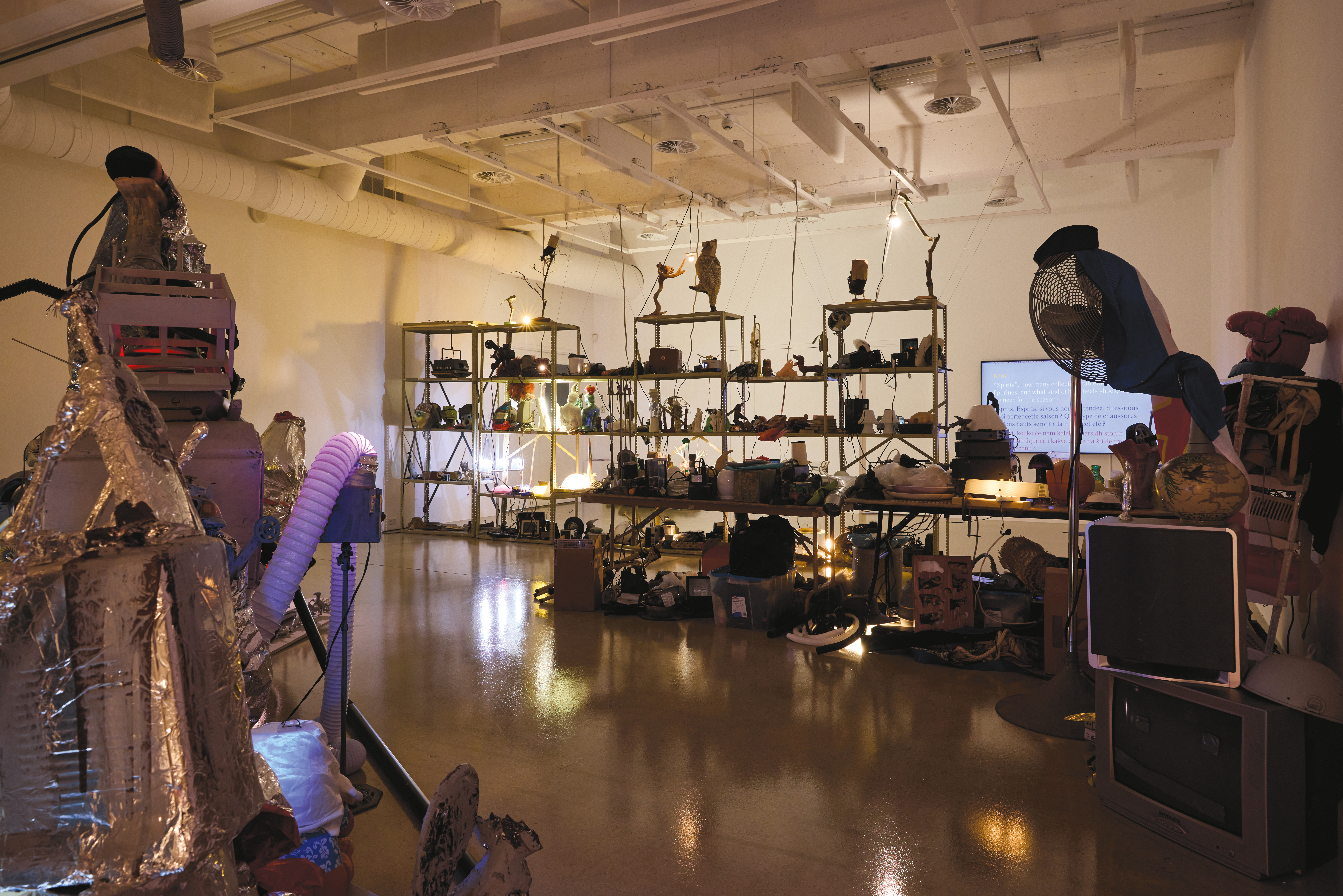 Milutin Gubash, L’usure du milieu de l’art : zone sinistrée dans un décor de théâtre abandonné, vue d’exposition, 2024.