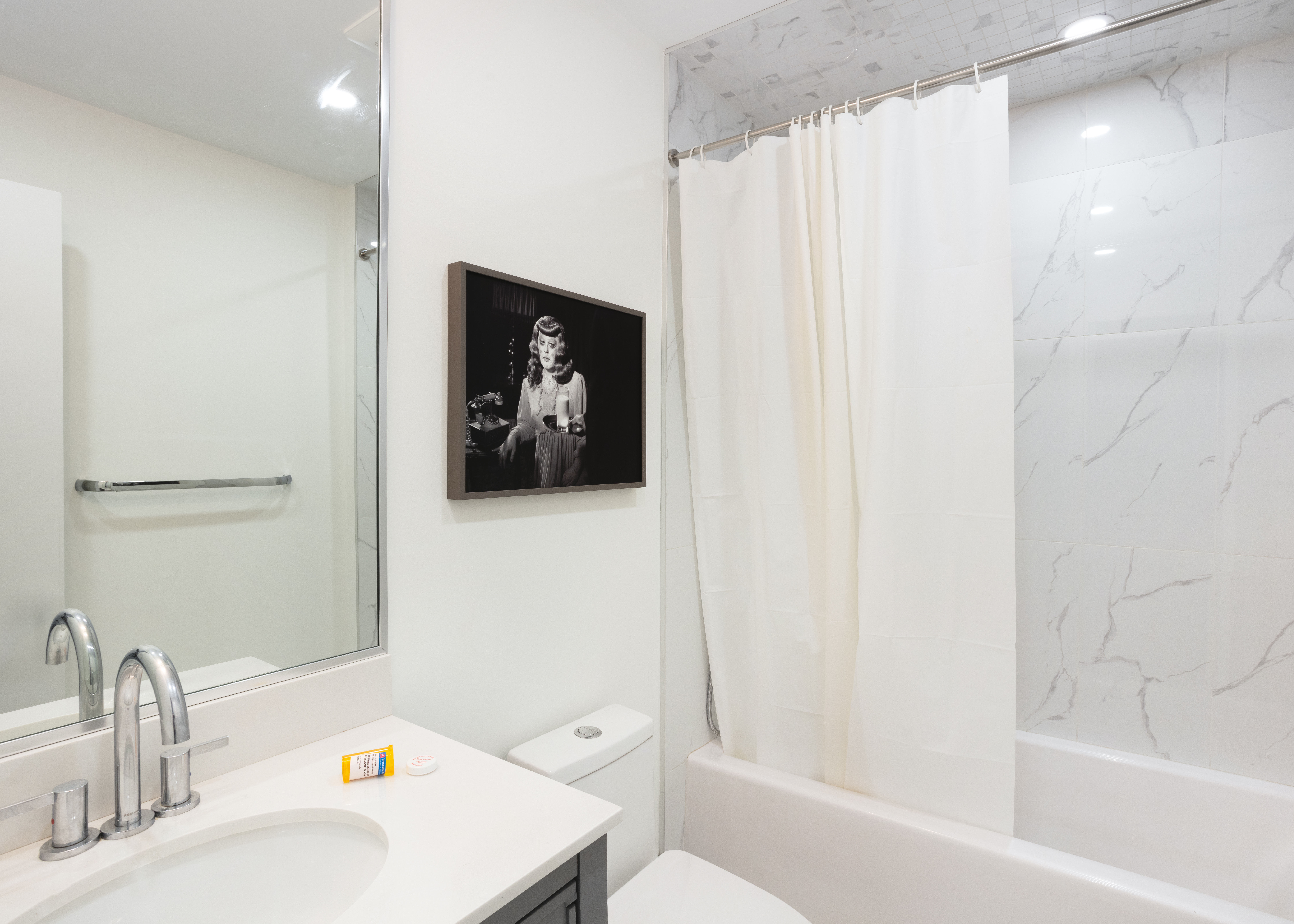 Produzentin So Fragile (Proddy in the Potty), exhibition view, 2025. Photo: LF Documentation, courtesy of the artist & Bonny Poon / Conditions, Toronto