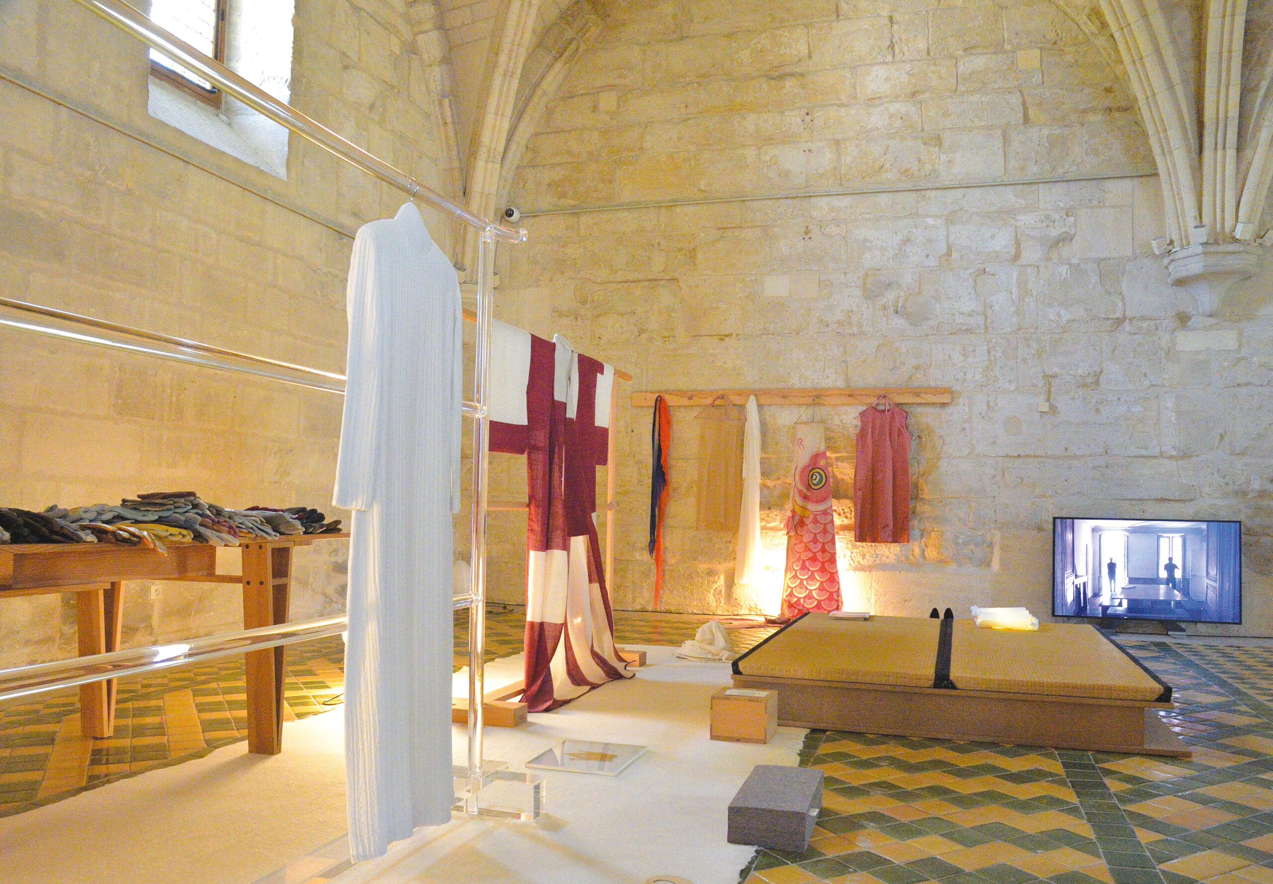 Marie-Ange Guilleminot Construis toi-même l’espace où tu vis, vue d’exposition, Abbaye de Maubuisson, Saint-Ouen-L’Aumône, 2025. © ADAGP, Paris / CARCC, Ottawa (2025) Photo : CDVO / Laurent But